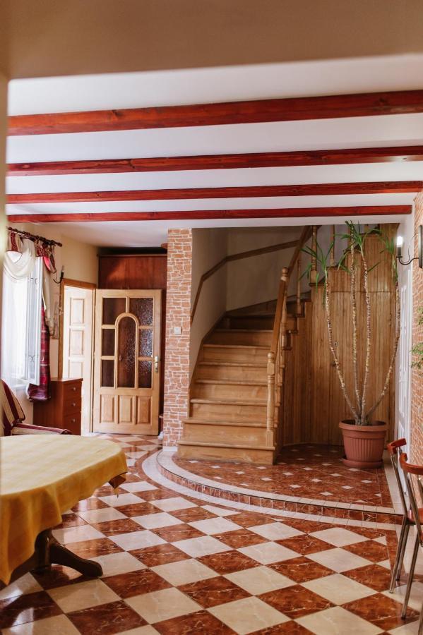 Mala Praha Otel Ujgorod Dış mekan fotoğraf