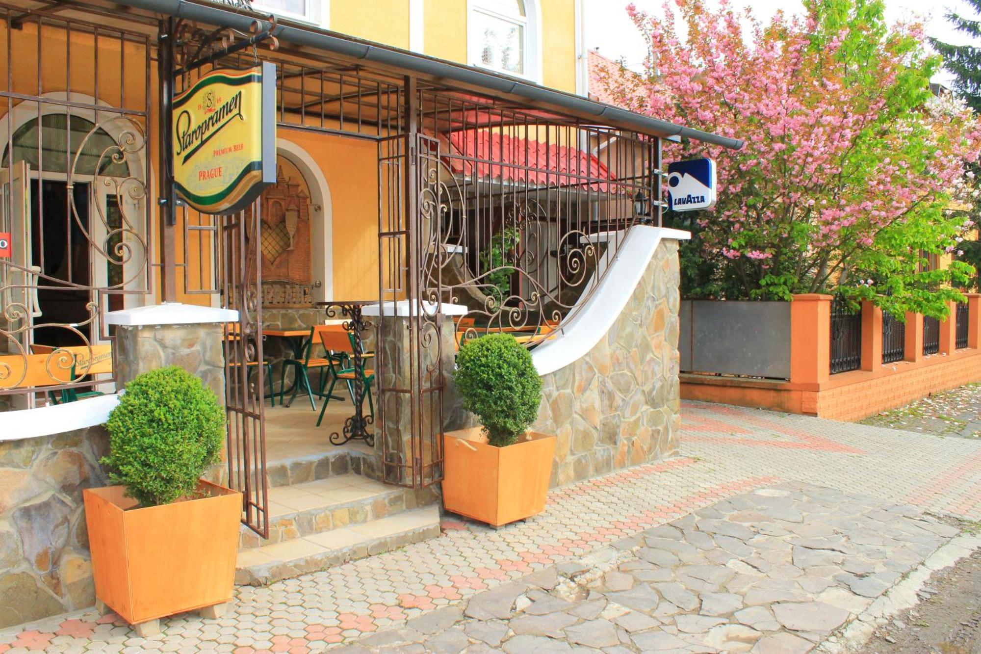 Mala Praha Otel Ujgorod Dış mekan fotoğraf